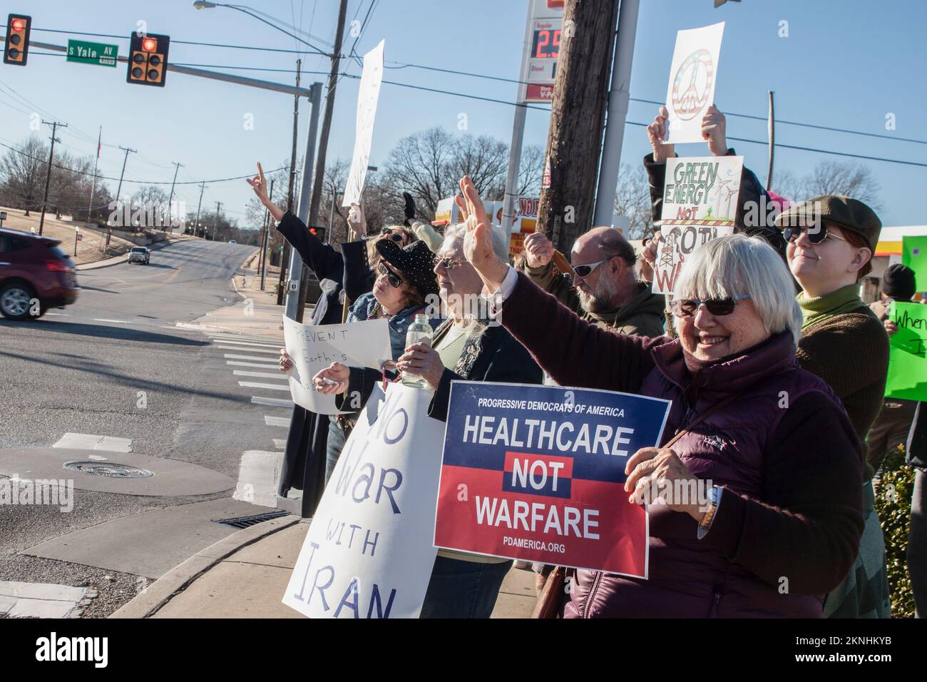 01-04-2020 Tulsa USA friedliche Anti-Kriegs-Demonstranten mit Lächeln und Schildern, die Passanten an der Straßenecke winken. Stockfoto