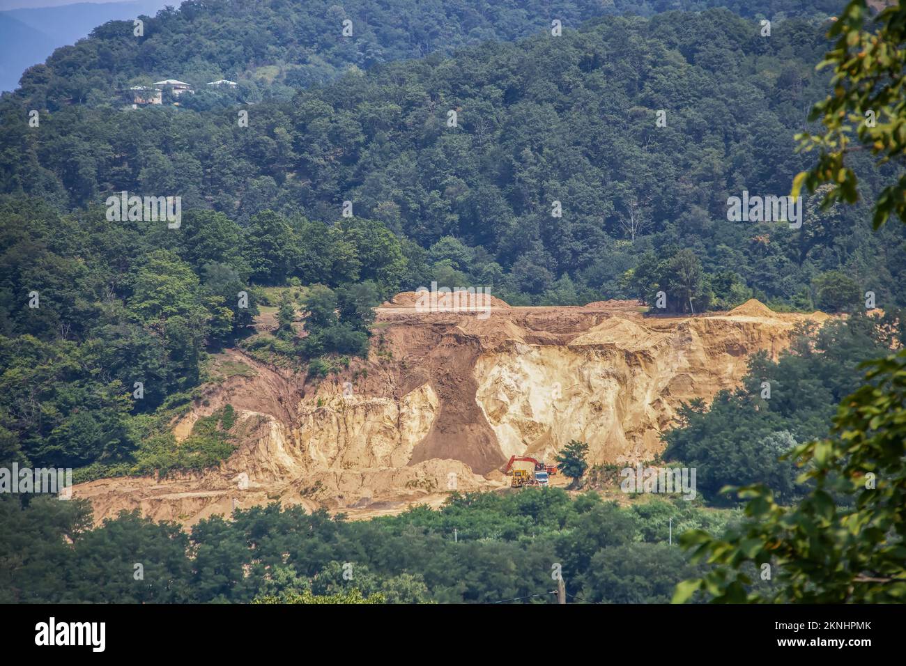 Maschinen und Erdrutsche auf einem Manganstreifen oder einem Tagebau im Bezirk Sachkhere in Georgien, der eines der reichsten Vorkommen der Welt hat Stockfoto