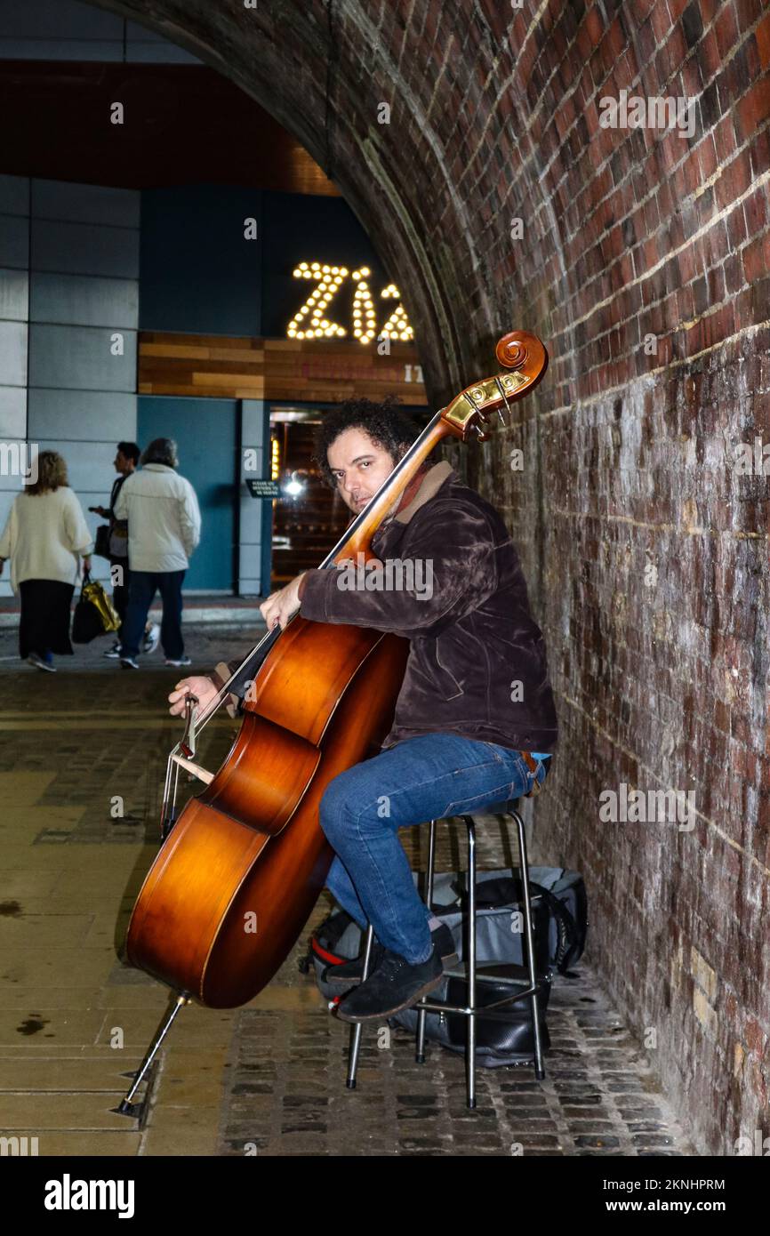 Musiker spielen der Bass im Londoner Stadtteil Southwark, am Südufer der Themse in der Nähe des Globe Theatre London UK 21-30-2018 Stockfoto