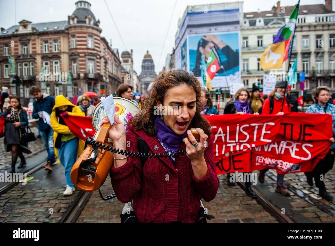 Während der Demonstration wird eine Frau gesehen, die Slogans zur Unterstützung des Feminismus durch ein Megafon schreit. Zum sechsten Mal in Folge fordern die von der Plattform Mirabal Belgium föderierten zivilgesellschaftlichen Verbände eine neue nationale Demonstration zur Bekämpfung der Gewalt gegen Frauen und zur Ermutigung der Behörden, ihre Verantwortung im Kampf gegen die Gewalt gegen Frauen in vollem Umfang wahrzunehmen. In Belgien sind seit 2017 152 Frauen gestorben, und im Jahr 2022 waren es bisher 20. Tausende von Menschen versammelten sich im Zentrum von Brüssel, um an diesem Tag ein starkes Signal für die Eliminierung von Viol auszusenden Stockfoto