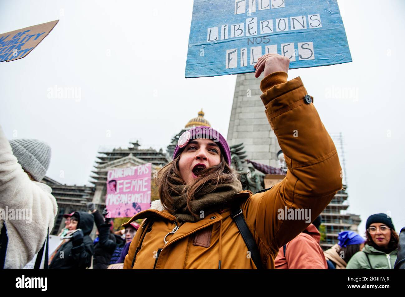 Eine Demonstrantin hält während der Demonstration ein Plakat, auf dem sie ihre Meinung zum Ausdruck bringt. Zum sechsten Mal in Folge fordern die von der Plattform Mirabal Belgium föderierten zivilgesellschaftlichen Verbände eine neue nationale Demonstration zur Bekämpfung der Gewalt gegen Frauen und zur Ermutigung der Behörden, ihre Verantwortung im Kampf gegen die Gewalt gegen Frauen in vollem Umfang wahrzunehmen. In Belgien sind seit 2017 152 Frauen gestorben, und im Jahr 2022 waren es bisher 20. Tausende von Menschen versammelten sich im Zentrum von Brüssel, um an diesem Tag ein starkes Signal für die Beseitigung der Gewalt gegen Frauen und ma zu senden Stockfoto