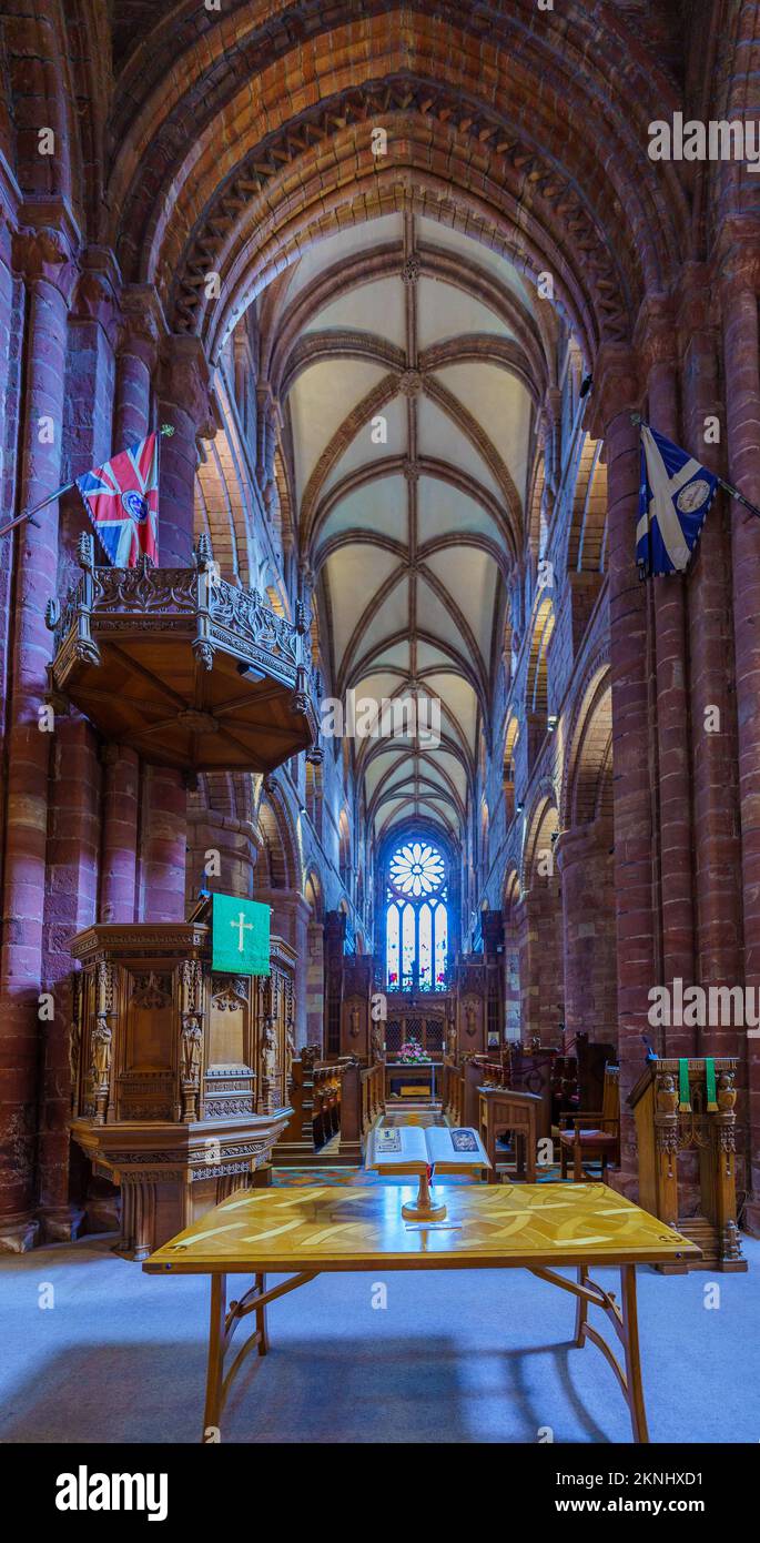 Kirkwall, Großbritannien - 03. Oktober 2022: Blick auf das Innere der St. Magnus Cathedral in Kirkwall, Orkney Islands, Schottland, Großbritannien Stockfoto