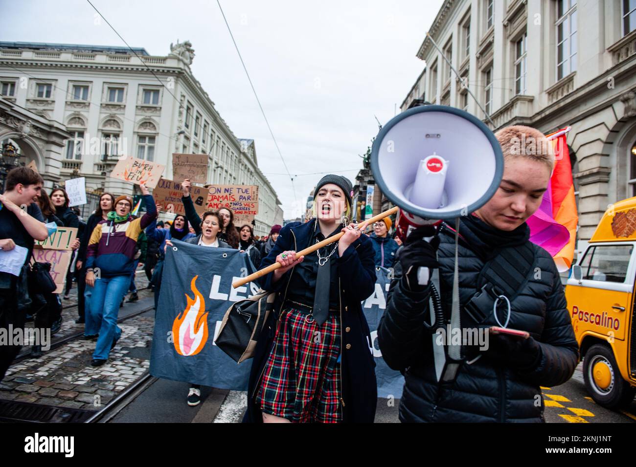 Während der Demonstration werden Demonstranten gesehen, die Slogans zur Unterstützung aller Arten von Liebe schreien. Zum sechsten Mal in Folge fordern die von der Plattform Mirabal Belgium föderierten zivilgesellschaftlichen Verbände eine neue nationale Demonstration zur Bekämpfung der Gewalt gegen Frauen und zur Ermutigung der Behörden, ihre Verantwortung im Kampf gegen die Gewalt gegen Frauen in vollem Umfang wahrzunehmen. In Belgien sind seit 2017 152 Frauen gestorben, und im Jahr 2022 waren es bisher 20. Tausende von Menschen versammelten sich im Zentrum von Brüssel, um an diesem Tag ein starkes Signal für die Beseitigung der Gewalt aga auszusenden Stockfoto