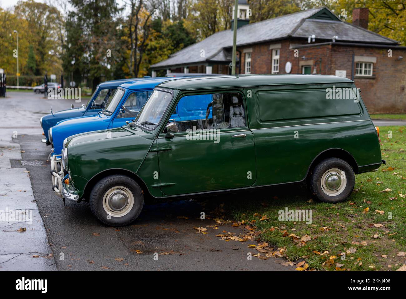 3 klassische Minibusse auf der Workhorse Assembly im Bicester Heritage Centre am 27.. November 2022 Stockfoto