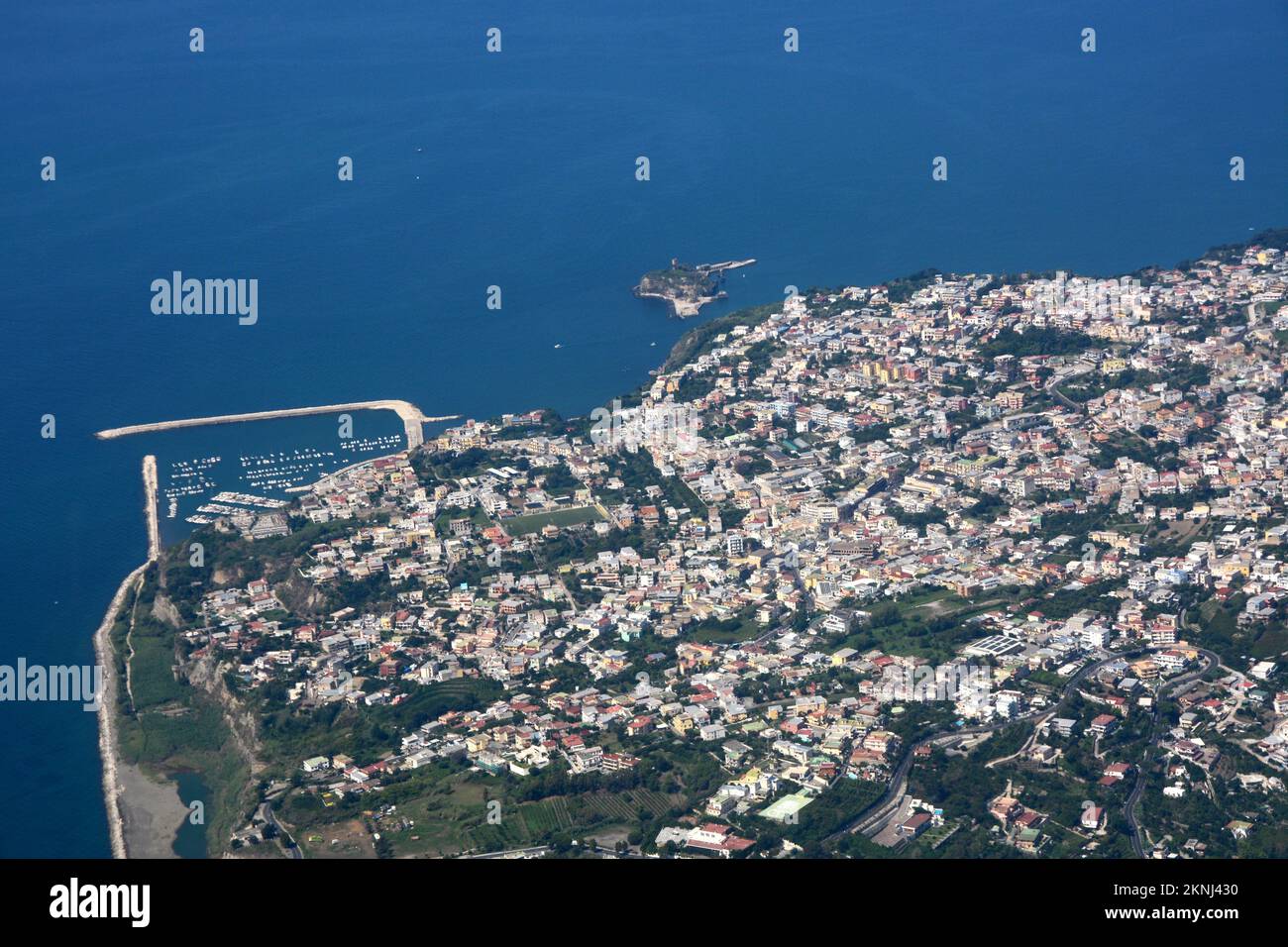 Ein Luftblick auf Monte di Procida, den Hafen und die Insel San Martino, Teil der italienischen Stadt Neapel, in Kampanien, Süditalien. Stockfoto