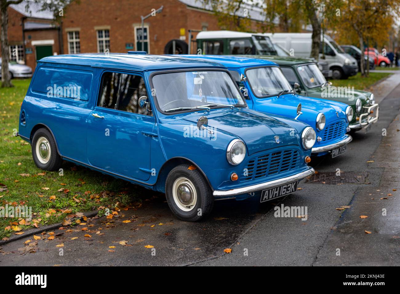 3 klassische Minibusse auf der Workhorse Assembly im Bicester Heritage Centre am 27.. November 2022 Stockfoto