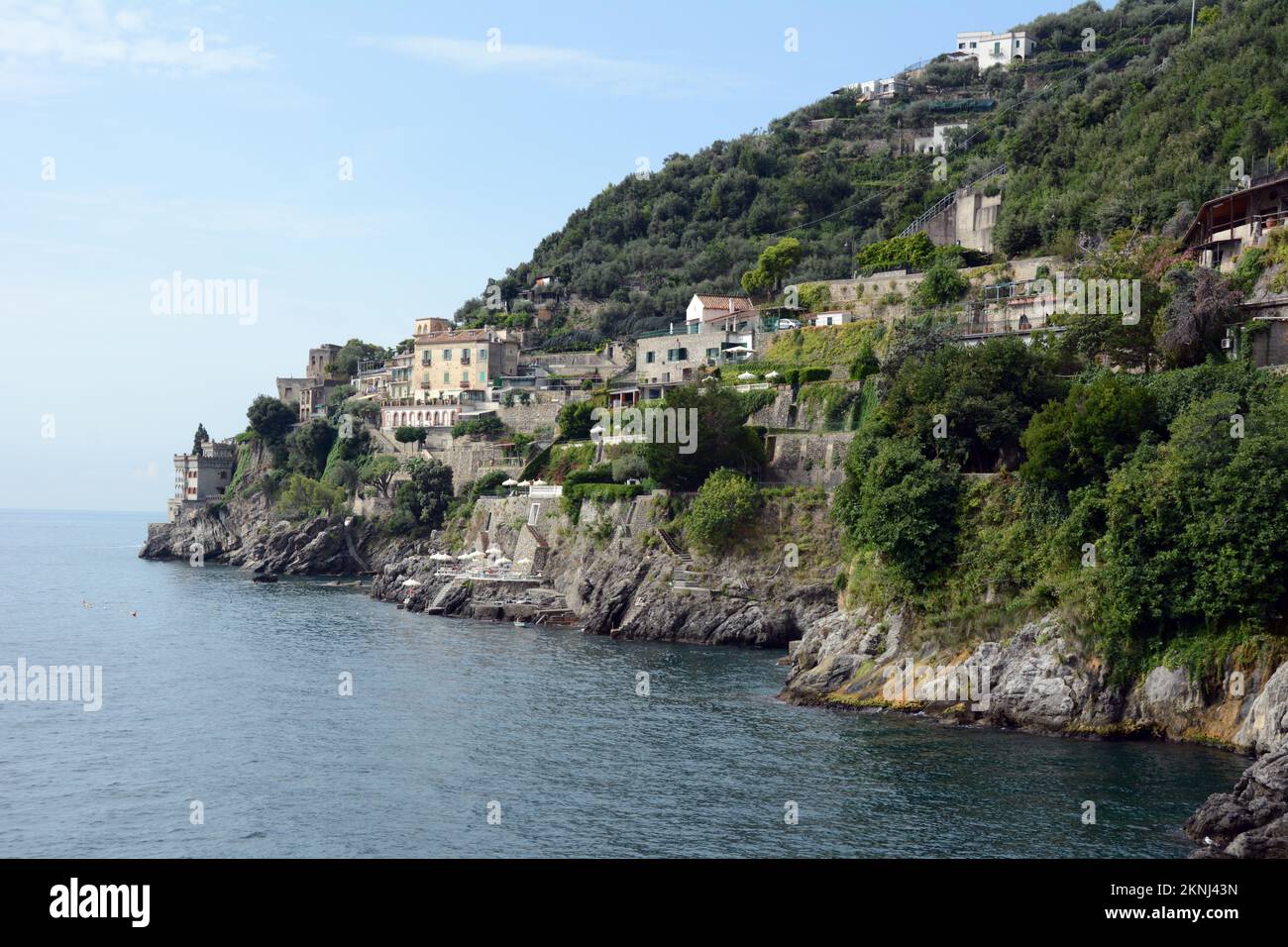 Ein malerischer und felsiger Abschnitt der Amalfiküste im Dorf Marmorata, einem Dörfchen von Ravello in Kampanien, in Süditalien. Stockfoto