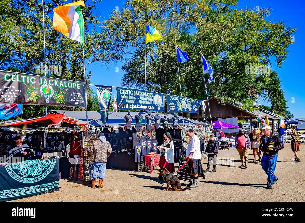 Beim Celtic Music Festival und den Scottish Highland Games am 13. November 2022 in Gulfport, Mississippi, kommen Besucher an Verkaufsständen vorbei. Stockfoto