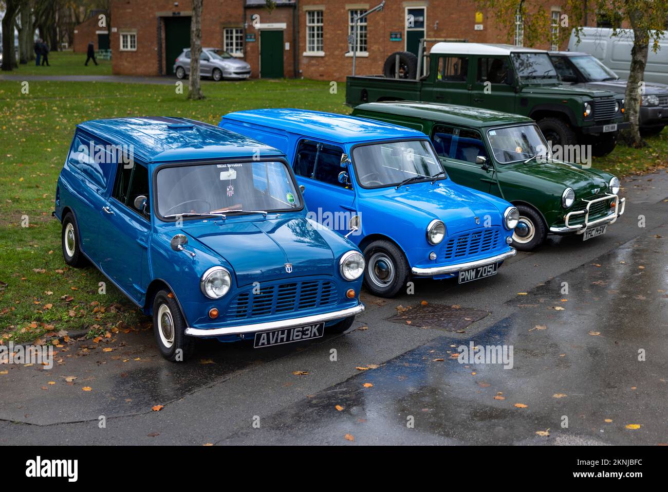 3 klassische Minibusse auf der Workhorse Assembly im Bicester Heritage Centre am 27.. November 2022 Stockfoto