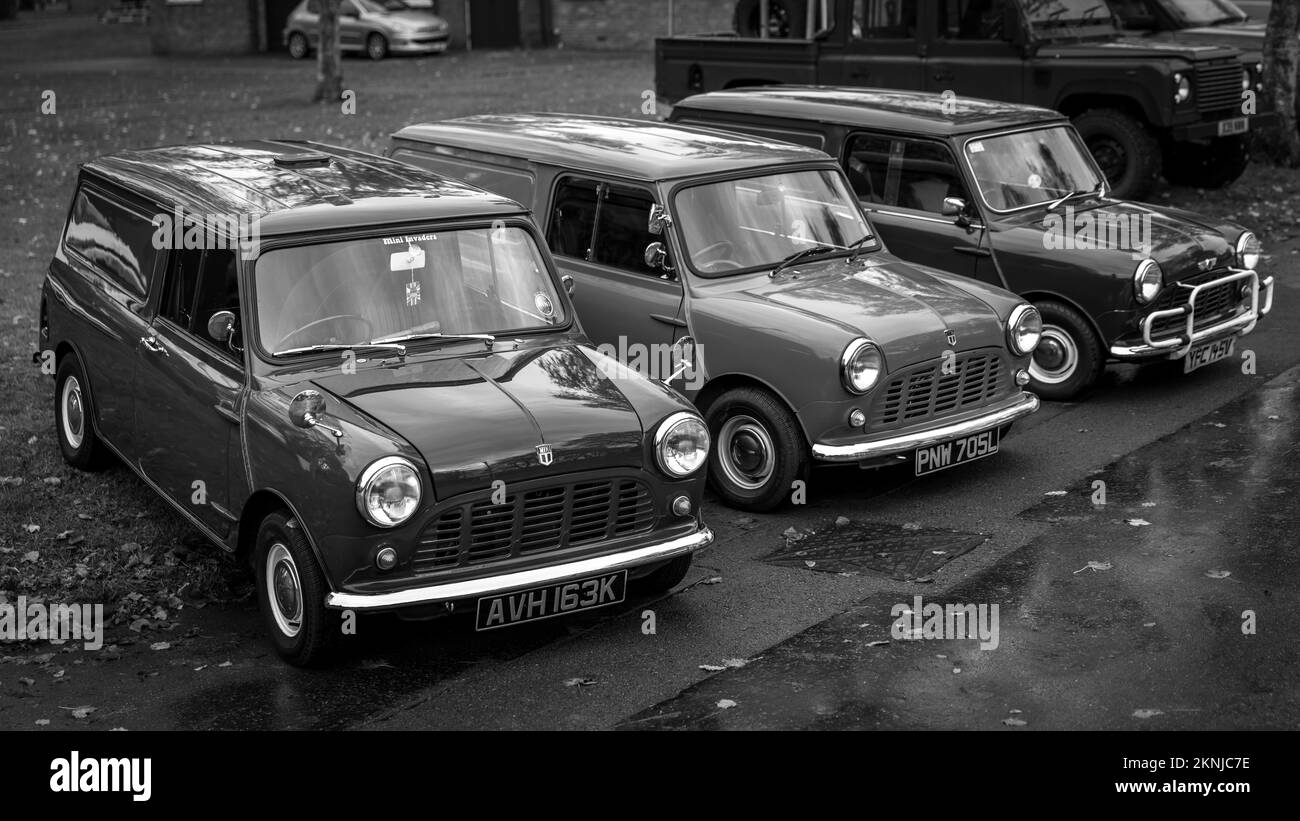 3 klassische Minibusse auf der Workhorse Assembly im Bicester Heritage Centre am 27.. November 2022 Stockfoto