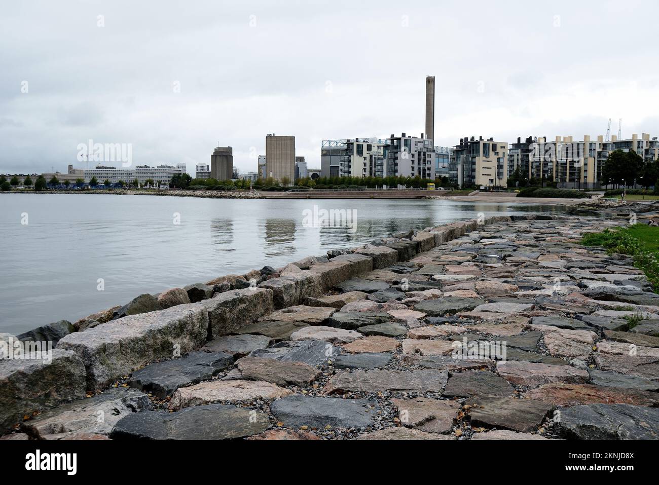 Der mit großen Granitsteinen gepflasterte Damm in Helsinki im Gebiet Eira Stockfoto