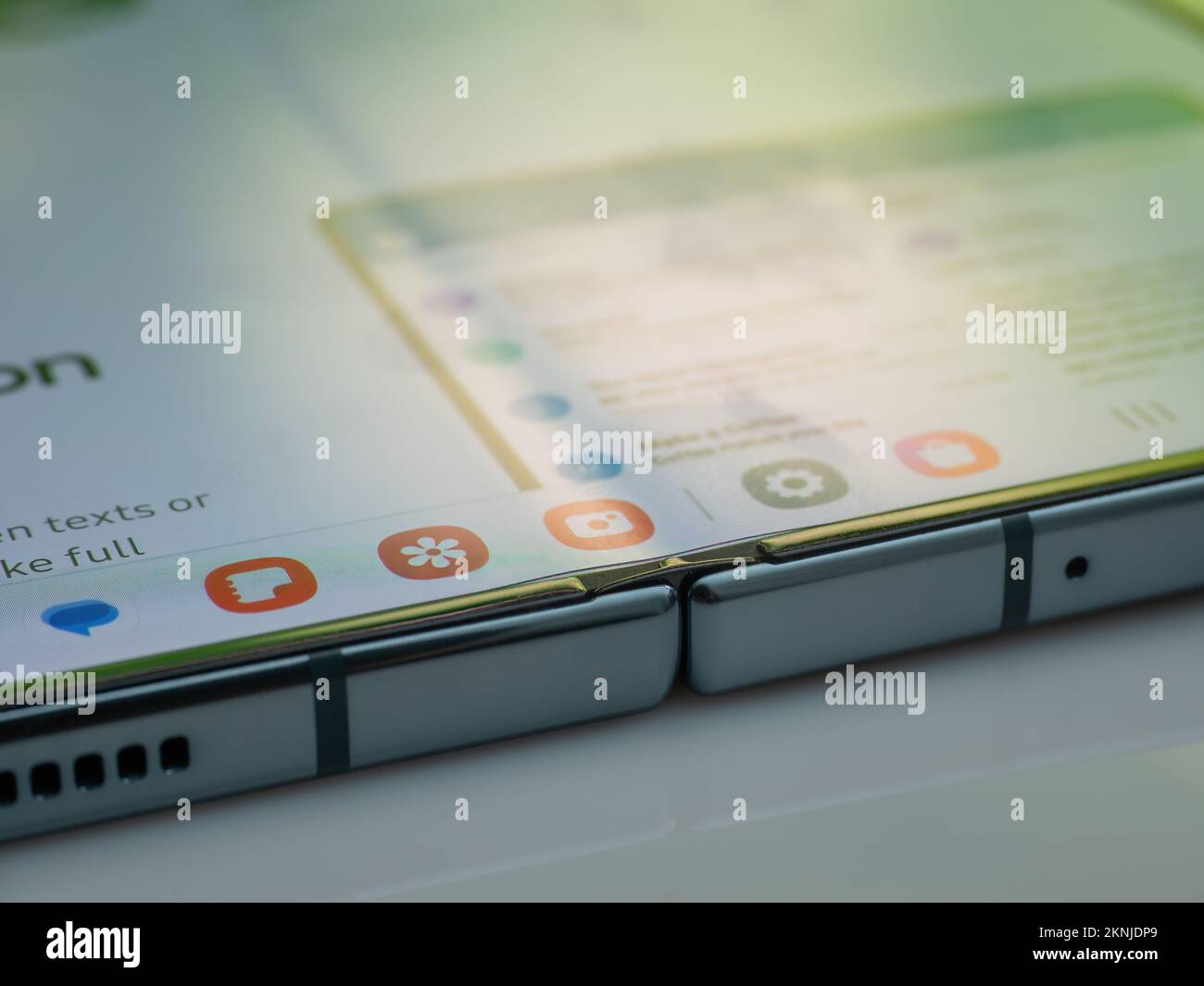 Galati, Rumänien – November 17 2022: Samsung führt Galaxy Z Fold4 mit Kamera unter Display ein, die vierte Generation eines faltbaren Smartphones Stockfoto