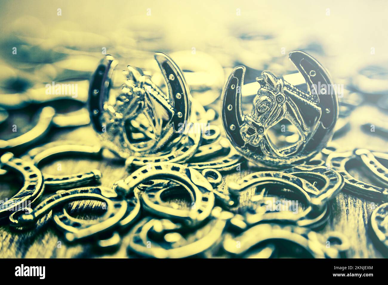 PferderennenKunstwerk mit zwei Manschettenknöpfen auf Rennpferden