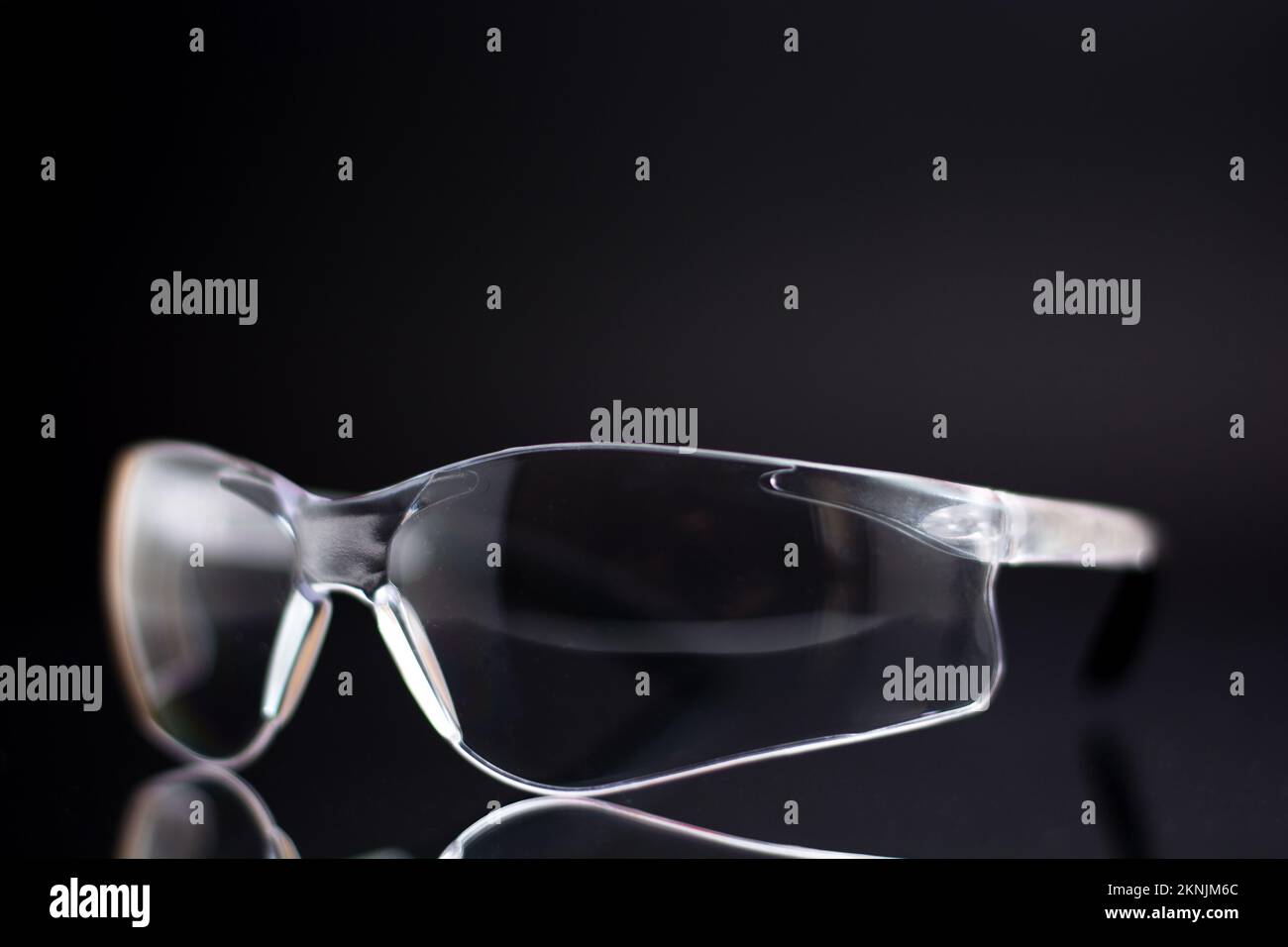 Schutzbrille isoliert auf schwarz Stockfoto