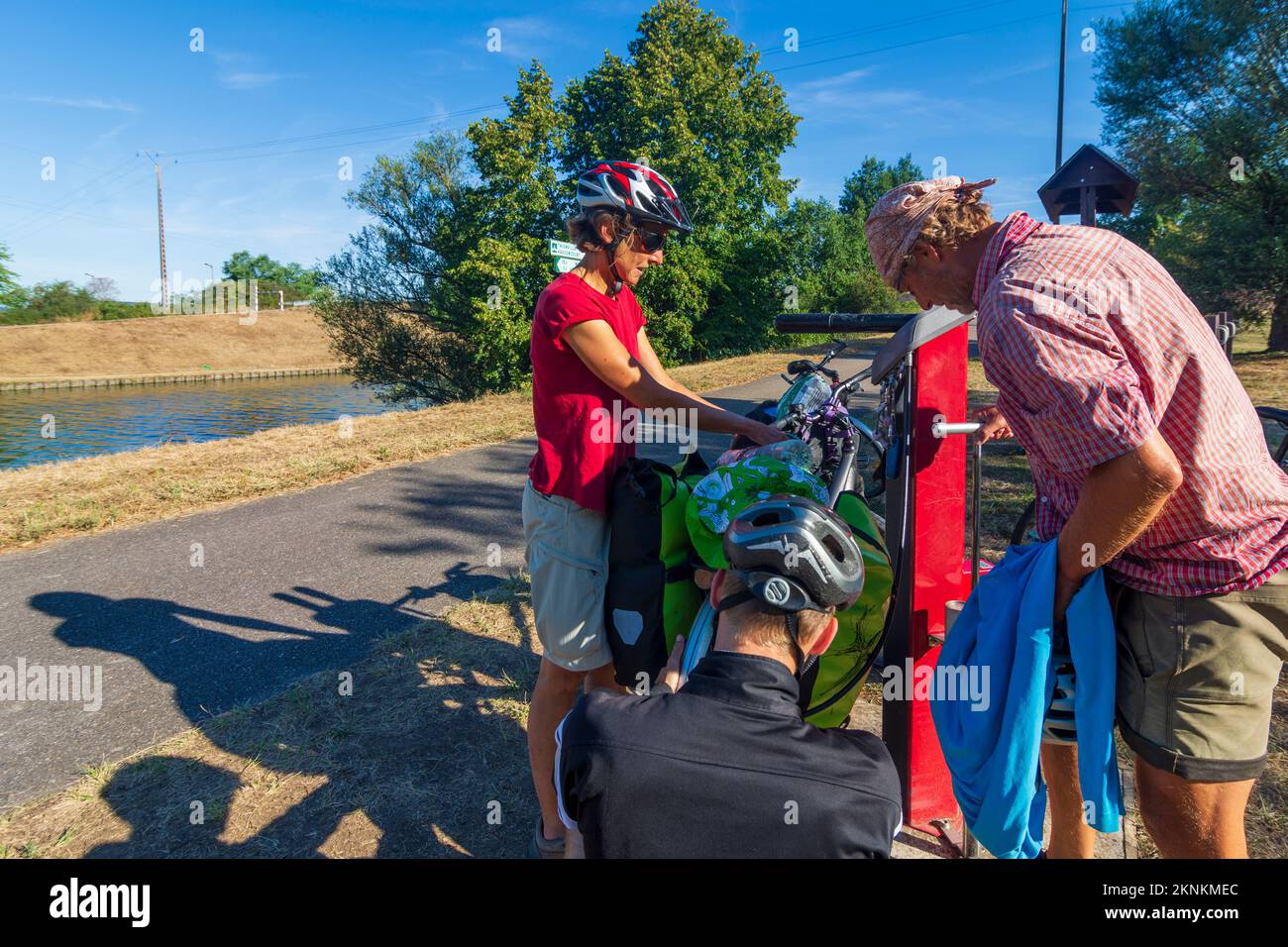 Hauconcourt: Radfahrer an der Fahrradreparaturstation in Lothringen, Mosel, Frankreich Stockfoto