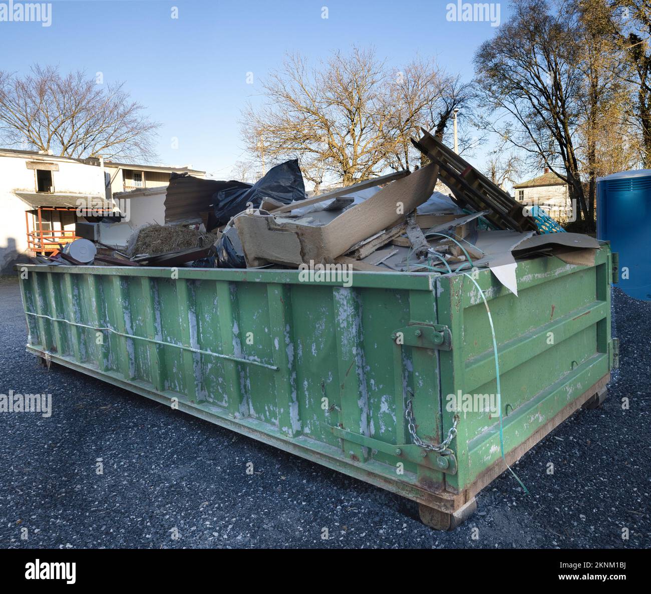 Voller Müllcontainer am Mülltag Stockfoto