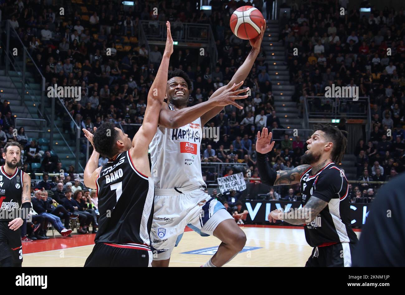 27. November 2022, Bologna, Italien: Jordan Bayehe (Happy Casa Brindisi) während des italienischen Basketballspiels Segafredo Virtus Bologna vs.. NBB Happy Casa Brindisi - Bologna, 27. November 2022 im Sportpalast Paladozza. (Kreditbild: © Michele Nucci/LPS via ZUMA Press Wire) Stockfoto