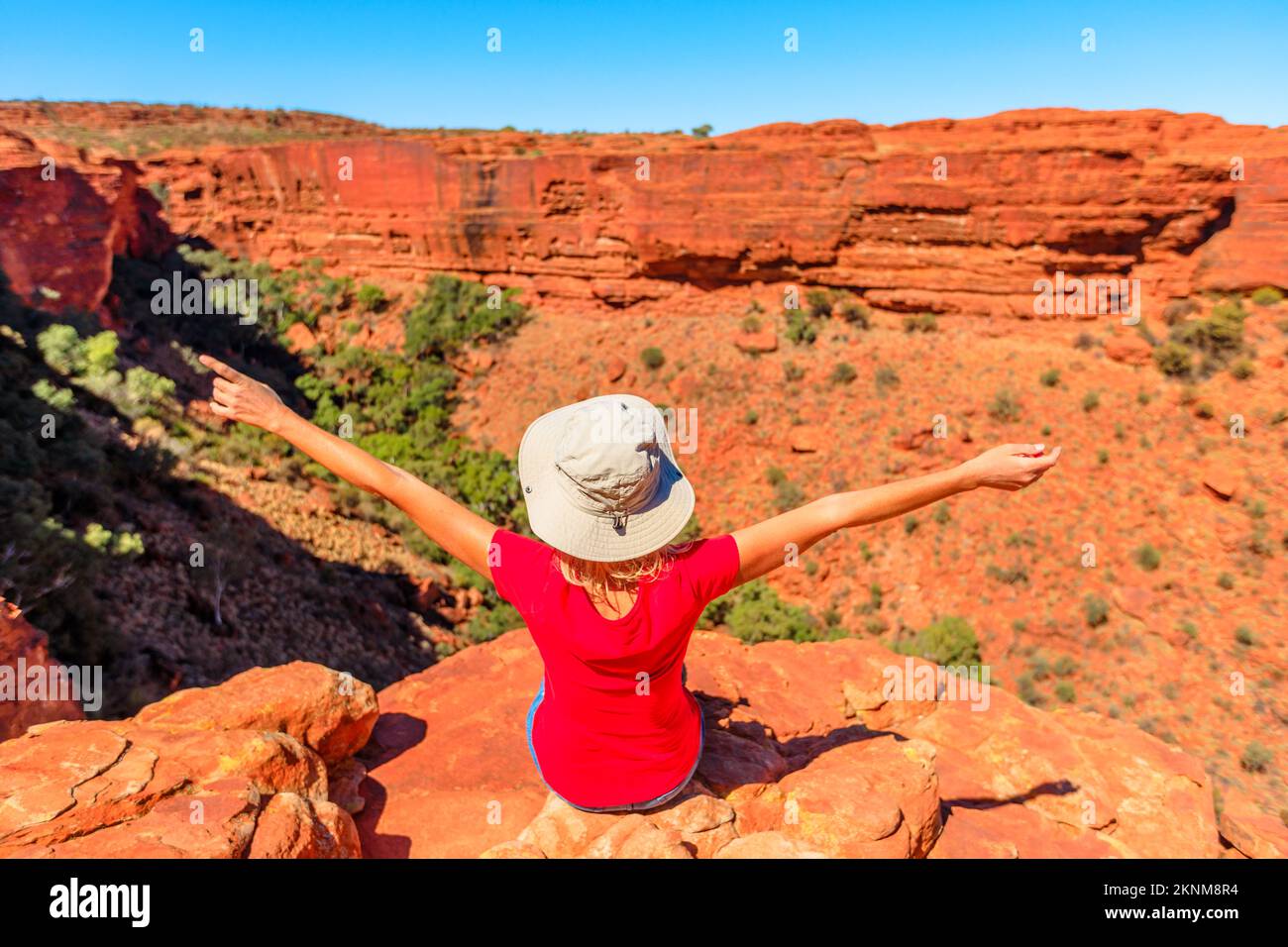 Nahaufnahme einer Frau mit offenen Armen am Rand des Kings Canyon. Im Watarrka-Nationalpark. King Canyon Rim Walk of Red Center Outback im Northern Te Stockfoto