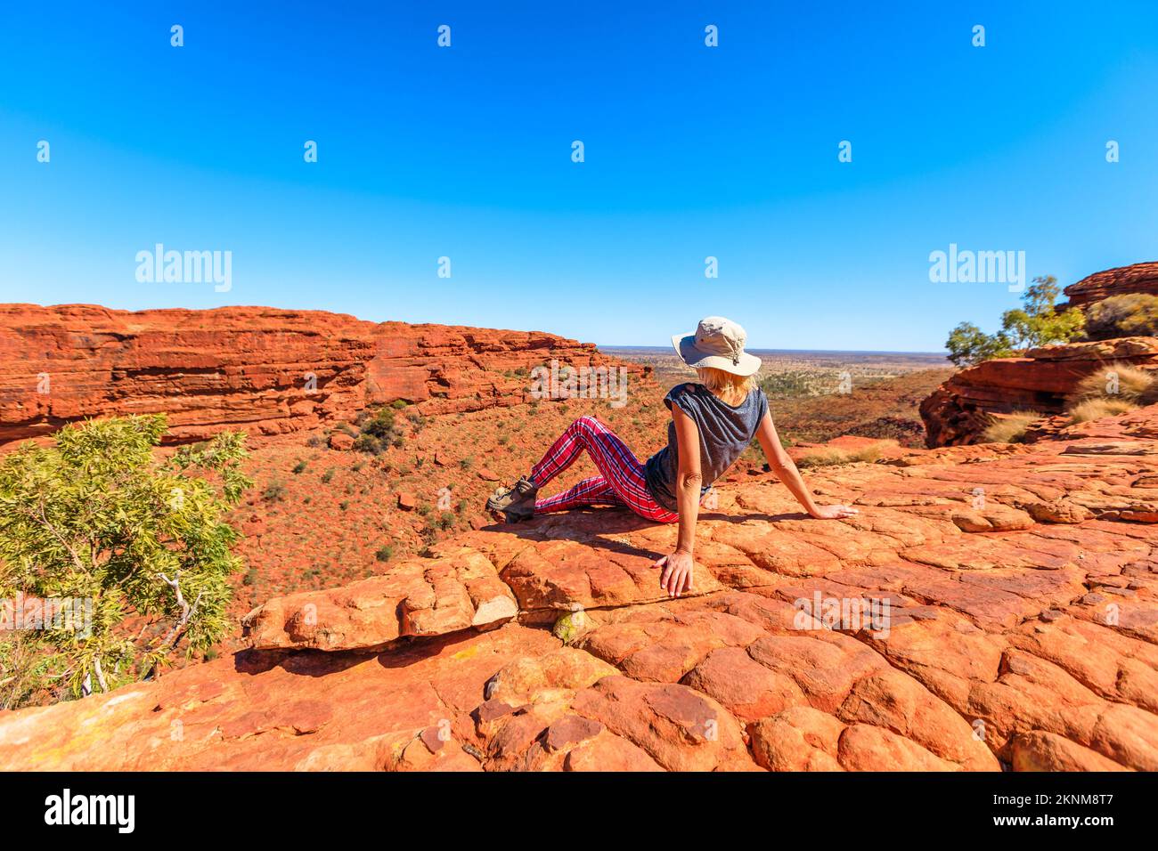 Watarrka Nationalpark, Northern Territory NT, Australien. Tourist Frau mit Hut, Blick Panoramablick auf Kings Canyon im Red Centre Outback. Stockfoto