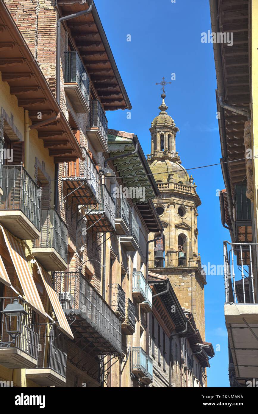 Uente la Reina, Spanien - 31. August 2022: Mittelalterliche Calle Mayor in der Stadt Puente la Reina, Navarre Stockfoto