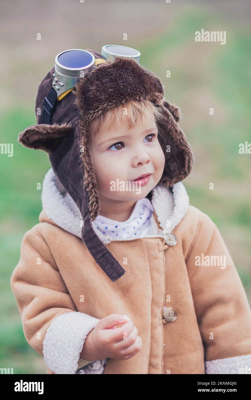 Charmantes, blondes Baby in Pilotenkleidung Stockfoto