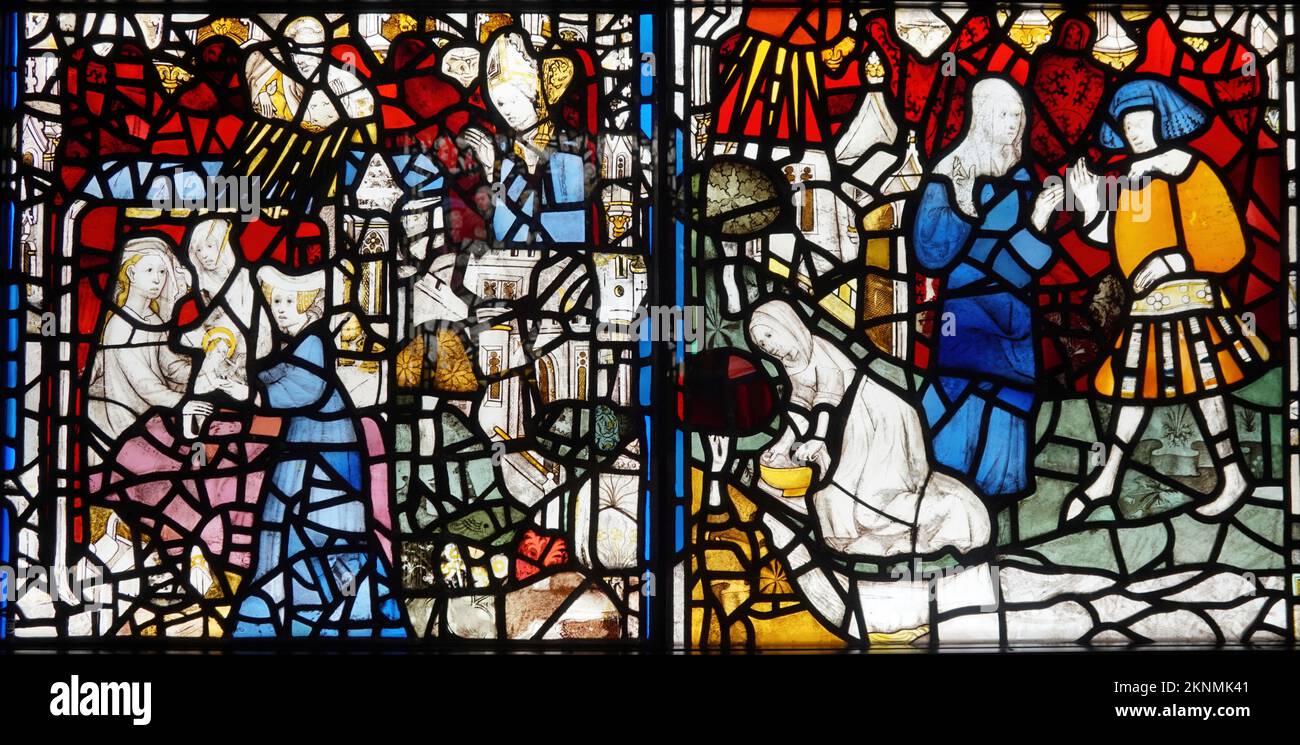 Zwei Tafeln aus Buntglas, die Ereignisse bei der Geburt von St. Cuthbert, York Minster, York, North Yorkshire, England darstellen Stockfoto