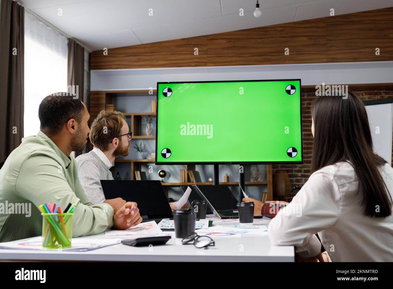 Analyse von Marketingstrategien, Börsenhandel oder Teamarbeit im Unternehmen. Ein Team von Startups sitzt an einem Tisch und spricht aus der Ferne über eine Webcam Stockfoto