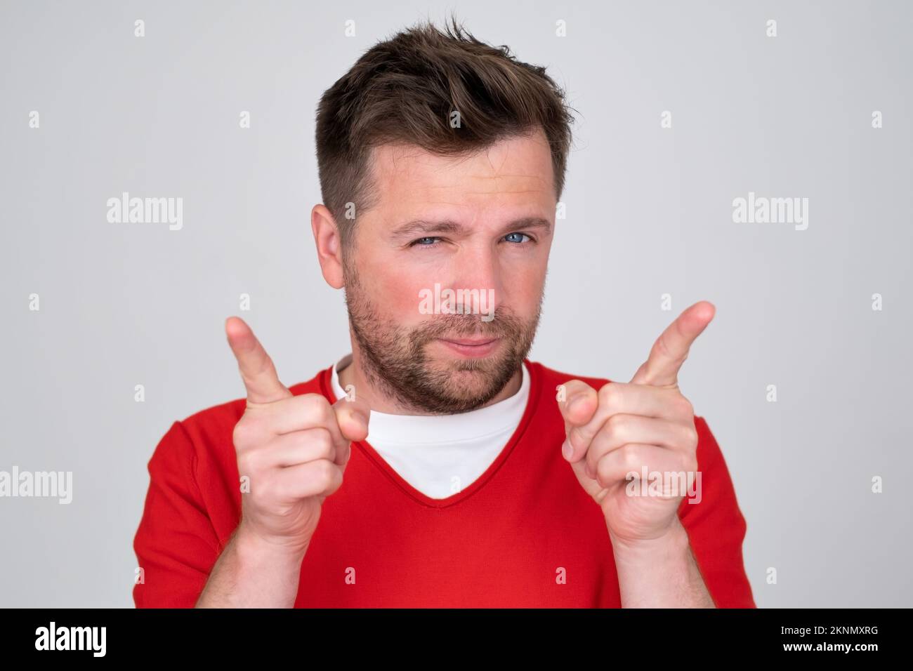Junger weißer Mann, Zeigefinger-Kamera auf dich gerichtet, motivierend. Stockfoto