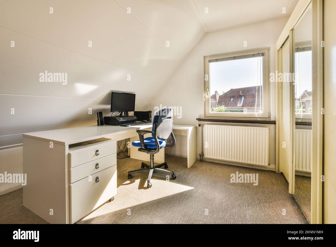 Geräumiges Arbeitszimmer mit Tisch und Regalen Stockfoto