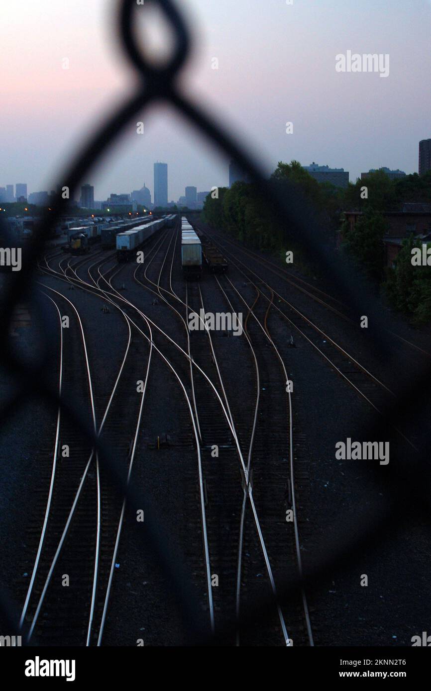 Ein Kettengliederzaun schützt die Bahnhöfe in Allerton, Massachusetts Stockfoto