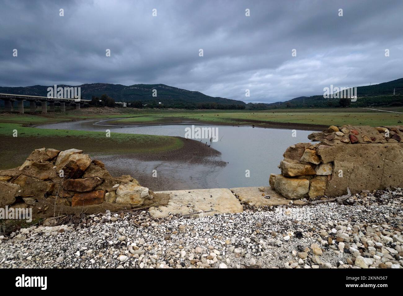 cambio climatico,sequía,calentamiento global,embalse de charco redondo,puente,Falta de agua,pantano Stockfoto