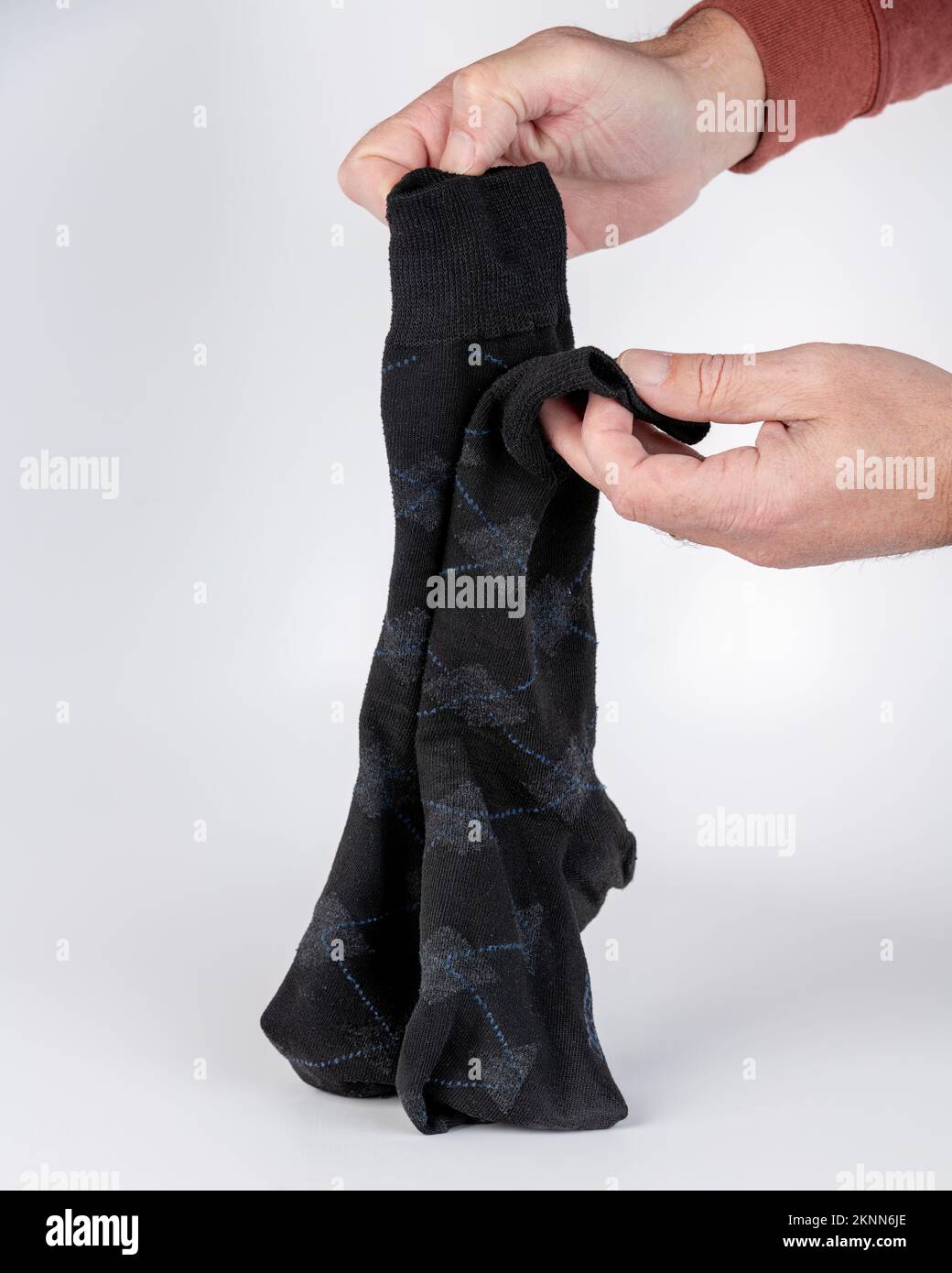 Schicke, dunkle Socken werden vor dem Aufbewahren zu einem zusammengefügt Stockfoto