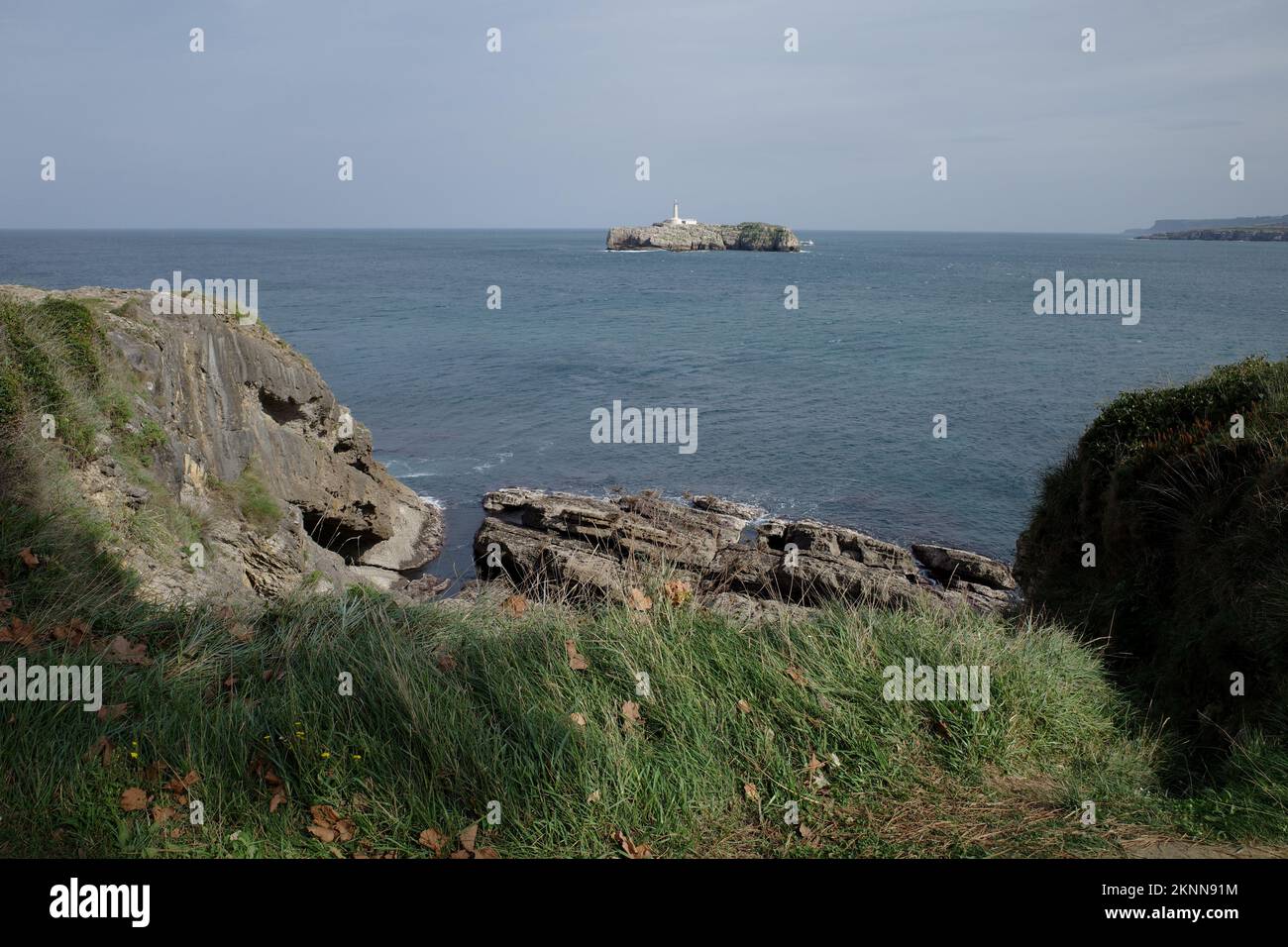 Santander, Spanien - 31. Oktober 2022: Faro de la Isla de Mouro von der Magdalena-Halbinsel, Santander, Kantabrien Stockfoto