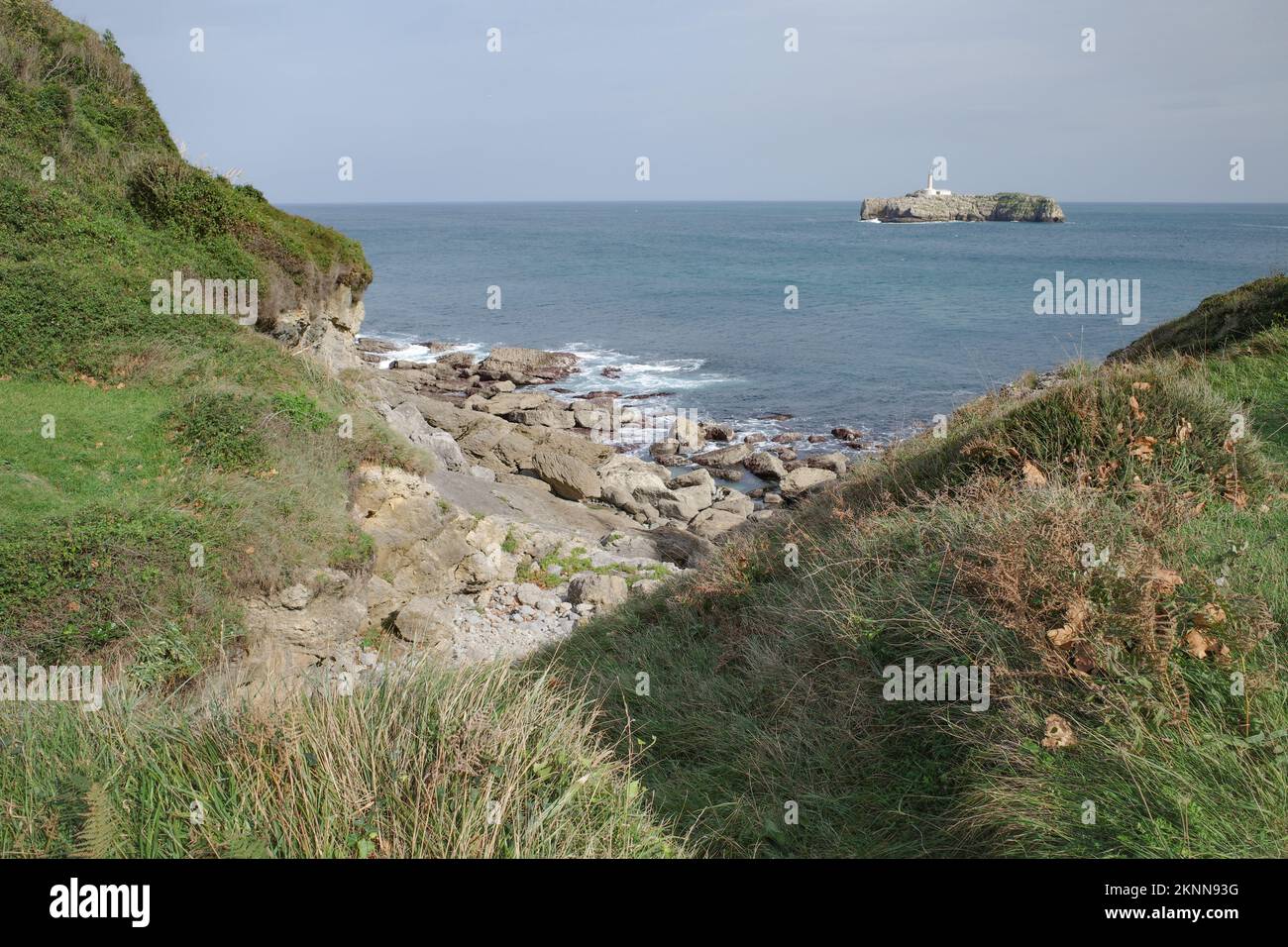 Santander, Spanien - 31. Oktober 2022: Faro de la Isla de Mouro von der Magdalena-Halbinsel, Santander, Kantabrien Stockfoto