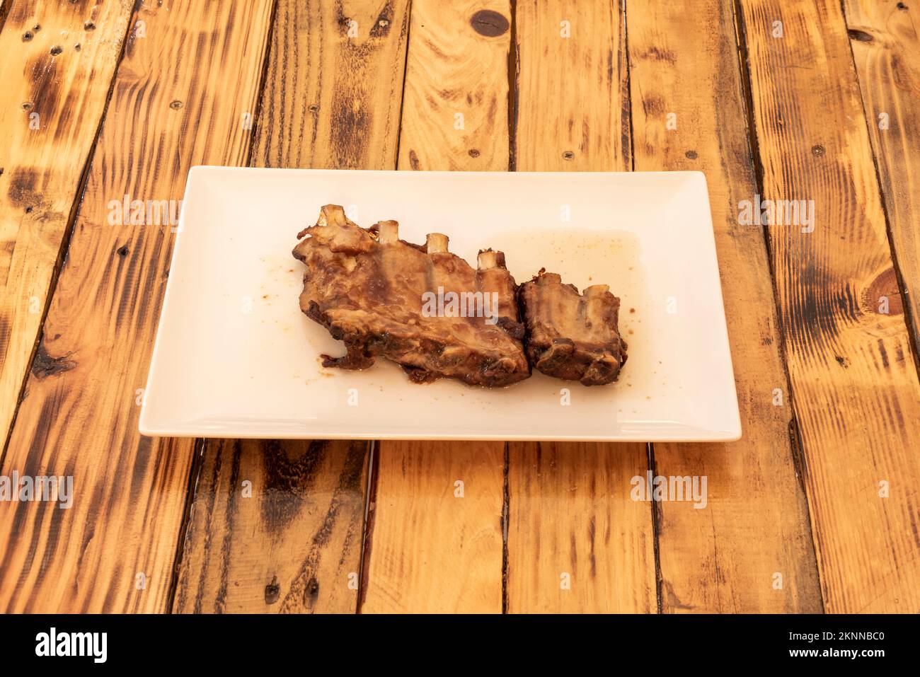 Schweinerippchen sind ein spezielles Stück Schweinefleisch, das sich vom Kotelett unterscheidet. Dieser Schnitt enthält die knochigen Teile des Brustkorbs Stockfoto