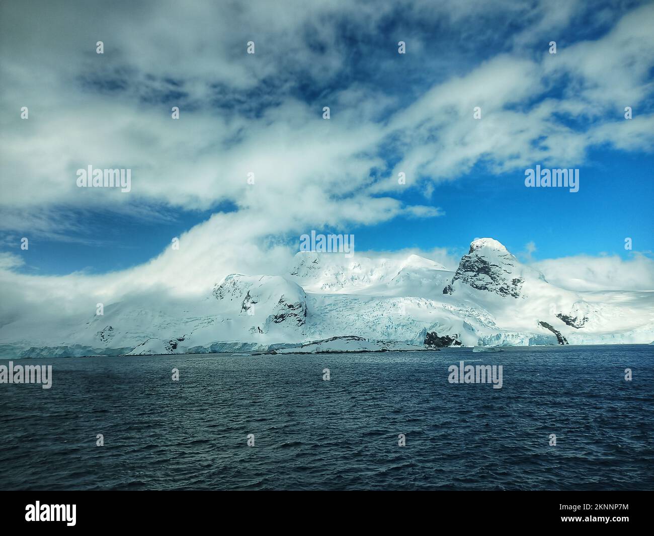 cierva-Bucht, antarktis, antarktis, antarktis-Halbinsel, schneebedeckte Berge in der antarktis, antarktis-Kontinent, antarktis-Expeditionsfahrt Stockfoto