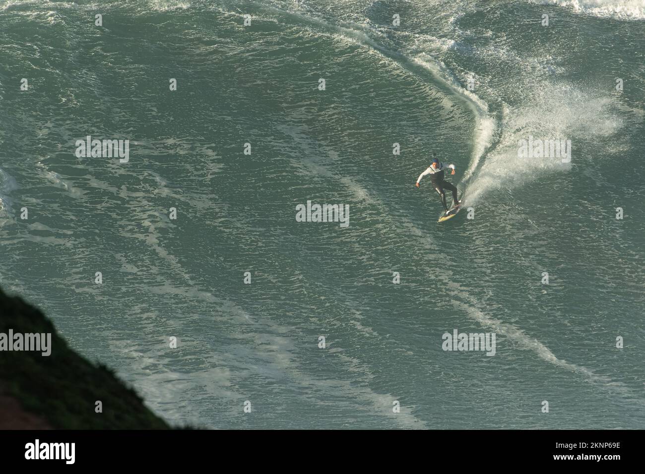 Tow-in Surf oder Big Wave Surf in Praia do Norte, Nazaré, Portugal. Stockfoto