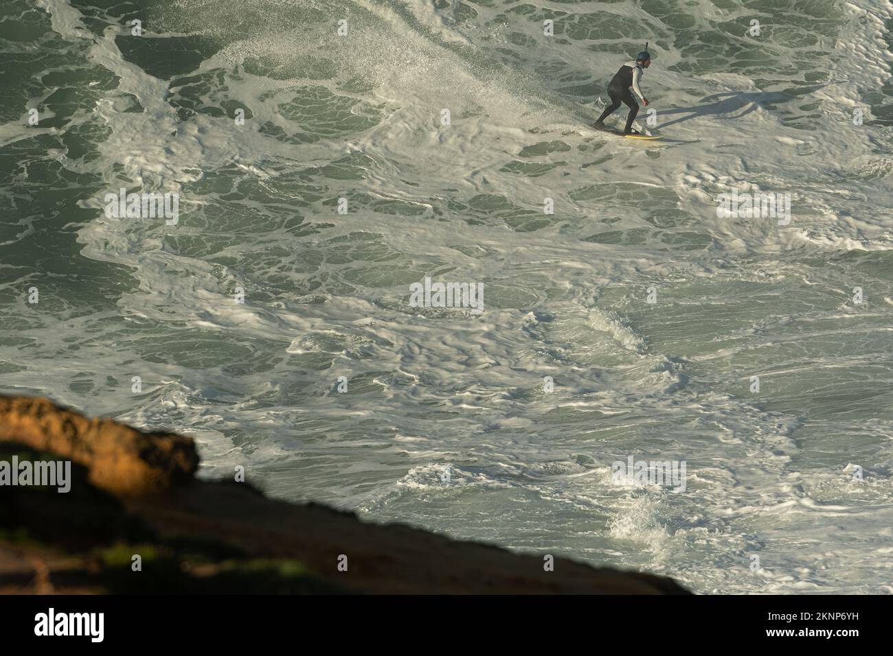 Tow-in Surf oder Big Wave Surf in Praia do Norte, Nazaré, Portugal. Stockfoto