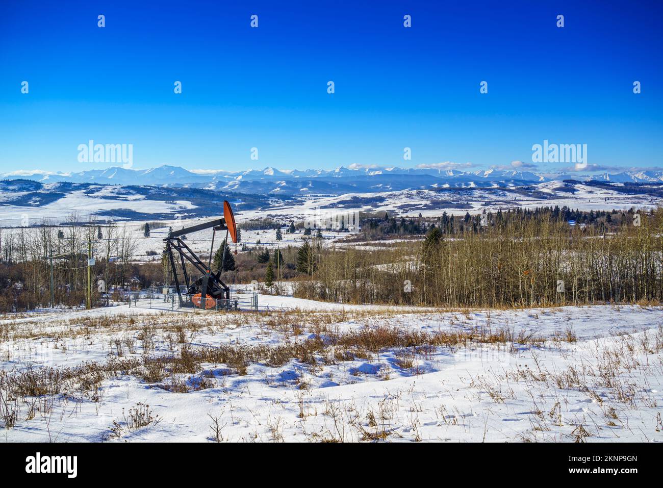 Ein Ölförderer im Winter in den Ausläufern des südlichen Albertas. Stockfoto