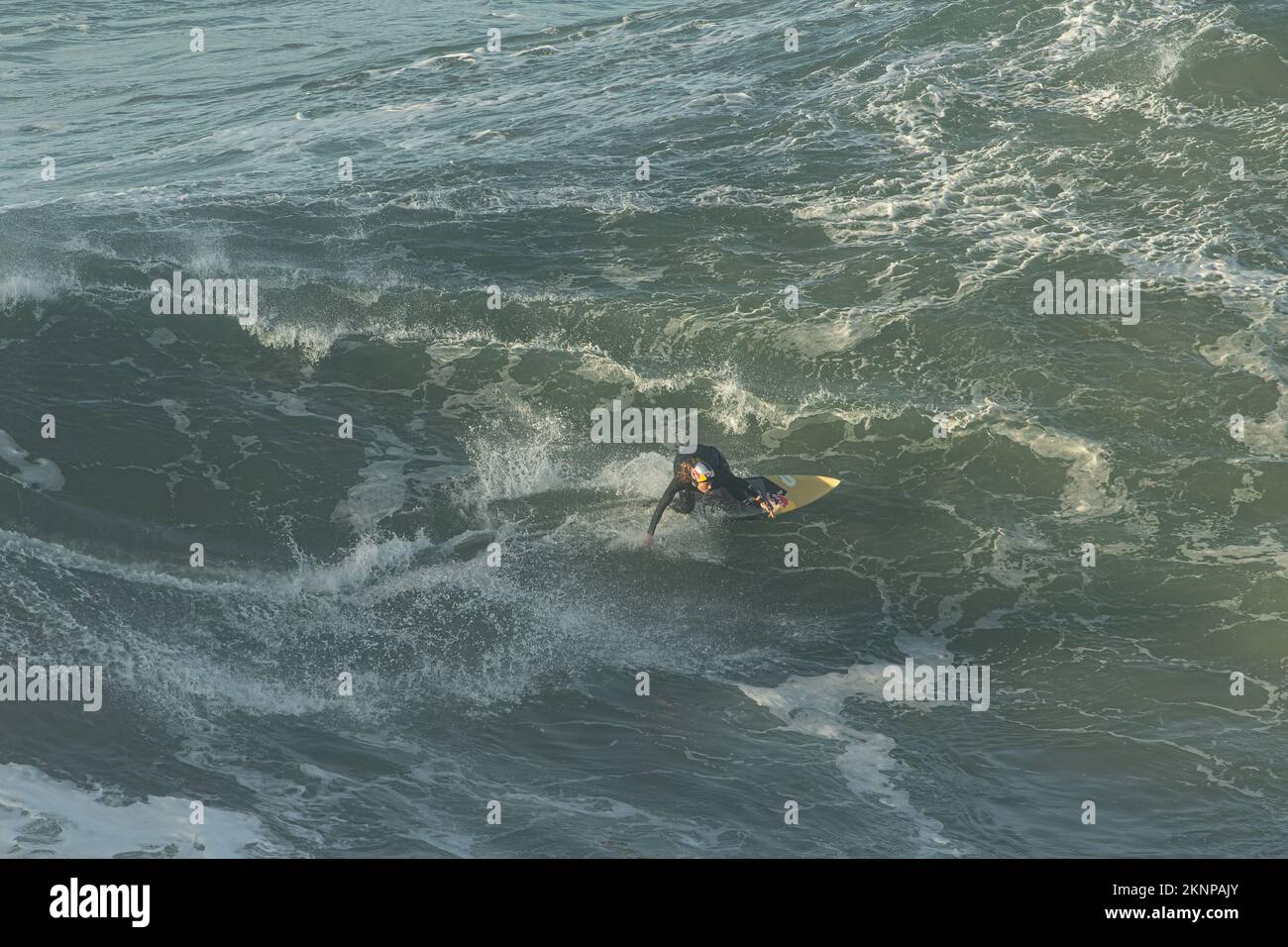 Tow-in Surf oder Big Wave Surf in Praia do Norte, Nazaré, Portugal. Stockfoto