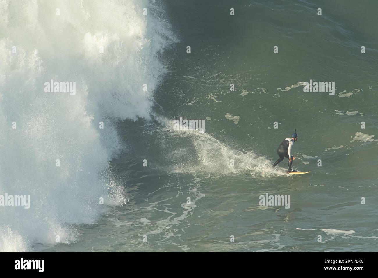 Tow-in Surf oder Big Wave Surf in Praia do Norte, Nazaré, Portugal. Stockfoto