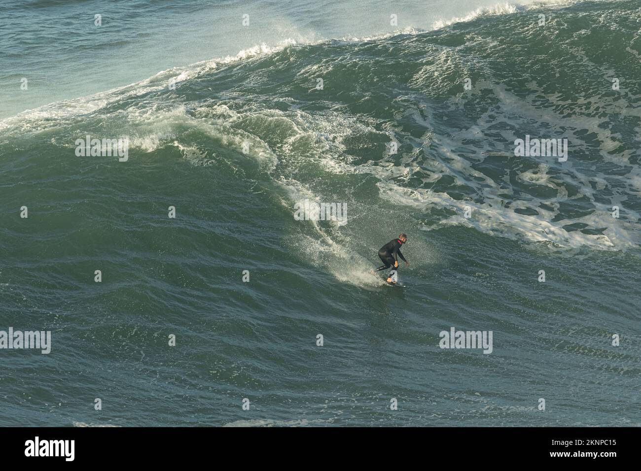 Tow-in Surf oder Big Wave Surf in Praia do Norte, Nazaré, Portugal. Stockfoto