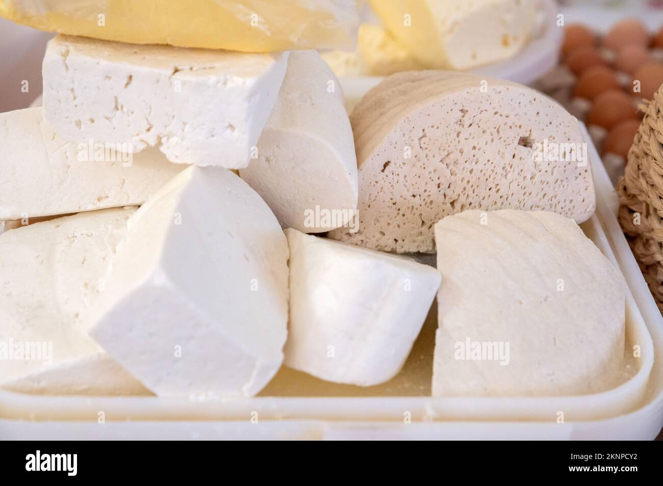 Hausgemachter weißer Käse oder Bryndza in Scheiben auf dem lokalen Markt Stockfoto