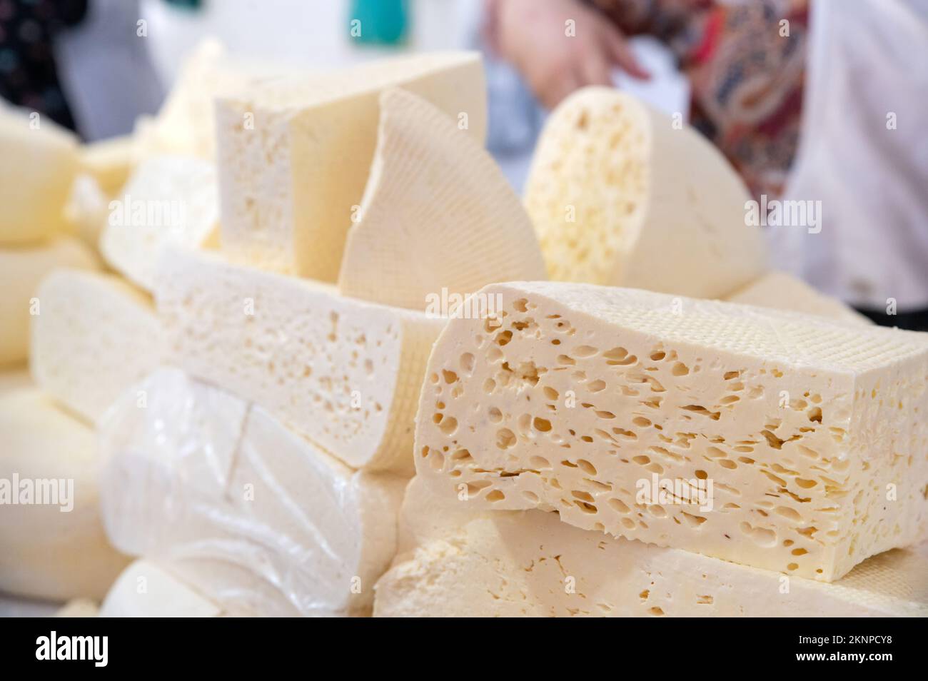 Hausgemachter weißer Käse oder Bryndza in Scheiben auf dem lokalen Markt Stockfoto