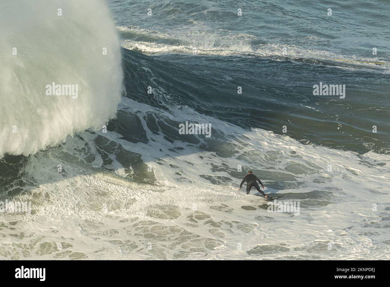 Tow-in Surf oder Big Wave Surf in Praia do Norte, Nazaré, Portugal. Stockfoto
