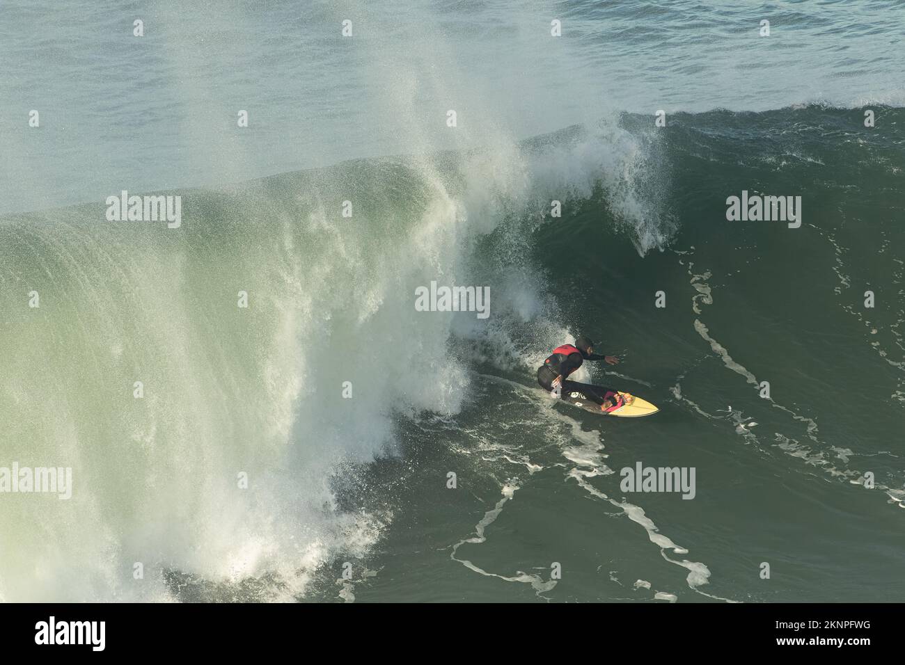 Tow-in Surf oder Big Wave Surf in Praia do Norte, Nazaré, Portugal. Stockfoto