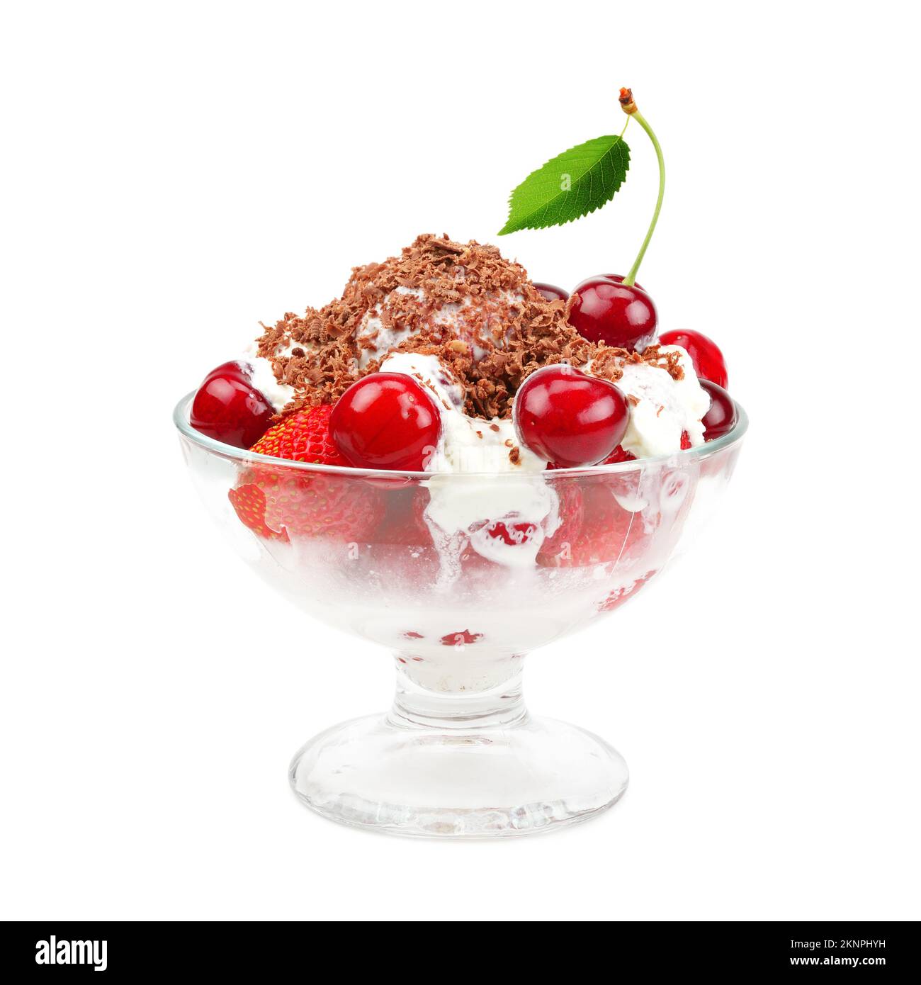 Eiscreme mit Erdbeeren und Kirschen isoliert auf weiß Stockfoto