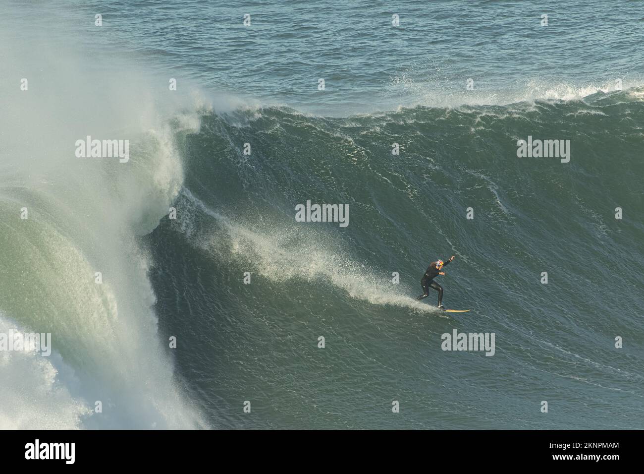 Tow-in Surf oder Big Wave Surf in Praia do Norte, Nazaré, Portugal. Stockfoto