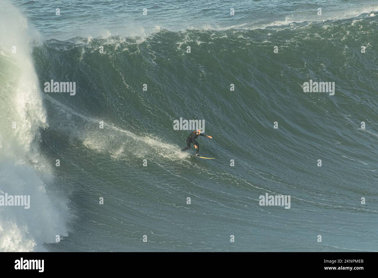 Tow-in Surf oder Big Wave Surf in Praia do Norte, Nazaré, Portugal. Stockfoto