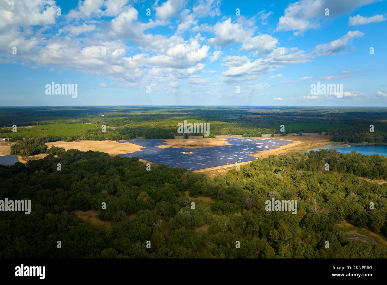 Luftaufnahme eines großen nachhaltigen Elektrokraftwerks mit vielen Reihen von Photovoltaik-Solarzellen zur Erzeugung sauberer elektrischer Energie. Erneuerbar Stockfoto